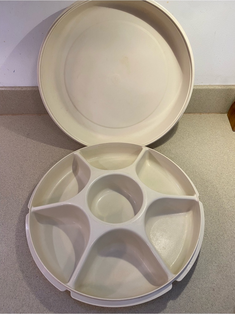 Tupperware serving/party divided tray